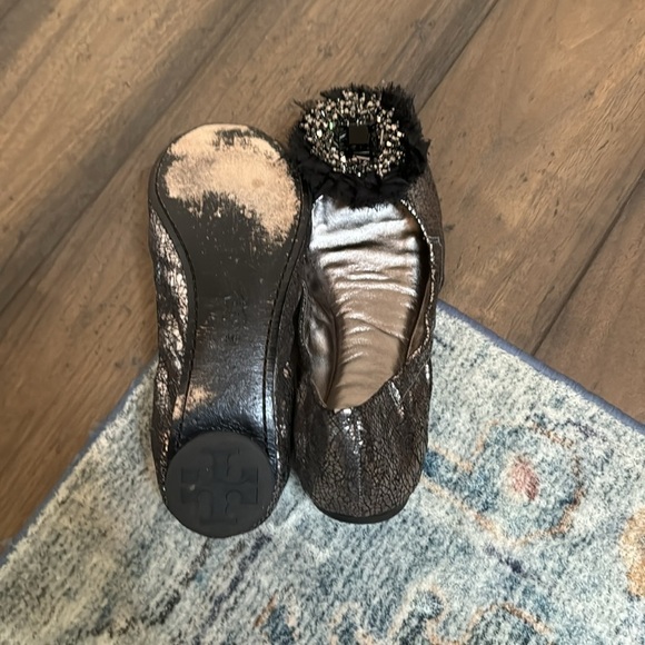 Tory Burch silver and black metallic bow leather flats size 8 - Picture 9 of 9